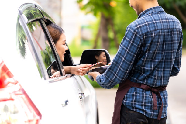 亚洲女性用信用卡进行非接触支付图片下载