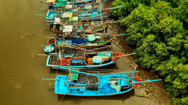 河上五颜六色的越南木制渔船。鸟瞰图或无人机照片。图片下载