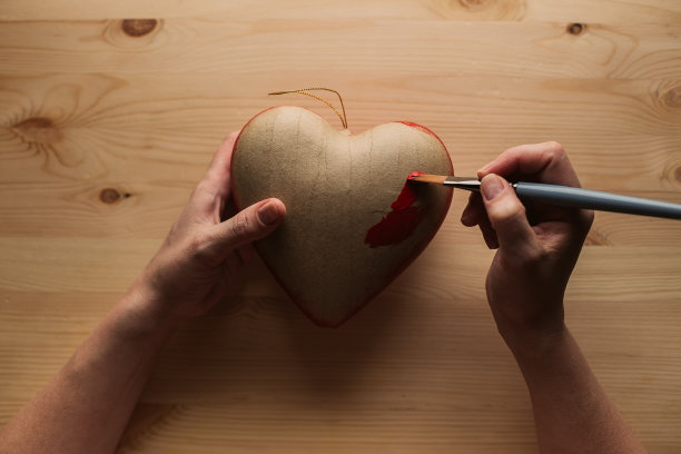 手画纸的心图片下载