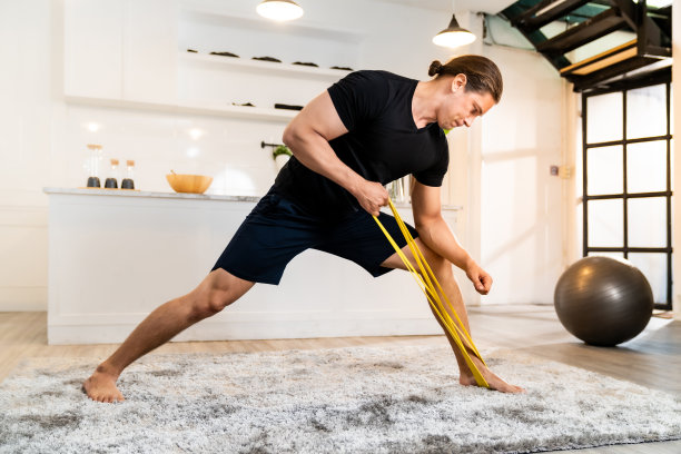 白人男子在家里用拉筋运动图片下载