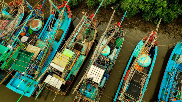 亚洲河上五颜六色的老式木制渔船。鸟瞰图或无人机照片。图片下载