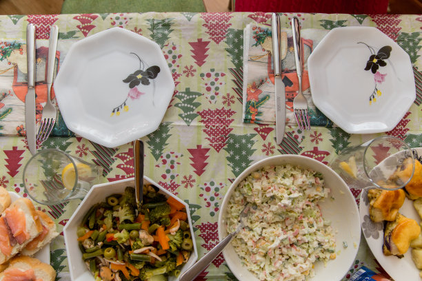 节日的餐桌上放着沙拉图片下载