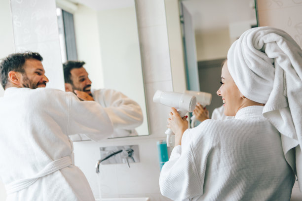 一对情侣在浴室里玩得很开心图片下载