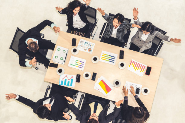 成功的商业人士欢天喜地庆祝图片下载