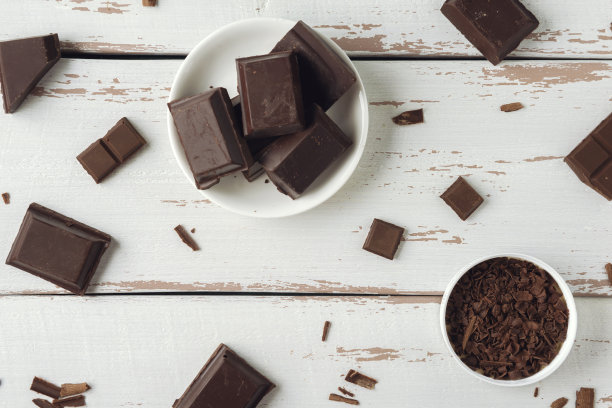 白色的普罗旺斯风格的桌子上有巧克力片和巧克力刨花。图片下载