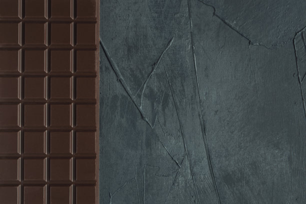 灰色纹理背景上的巧克力棒。图片下载