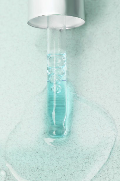 化妆玻璃滴管上的吸管，末端有一滴。图片下载