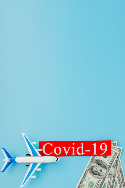 飞机模型玩具和COVID-19文本概念。由于冠状病毒的影响，航班取消图片下载