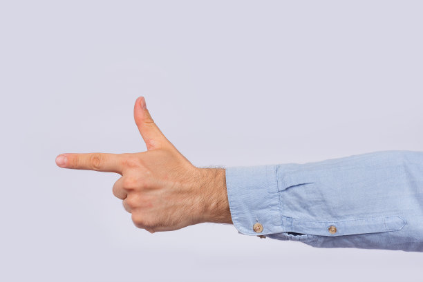用手指着白色的背景。男人的手表示方向。图片下载