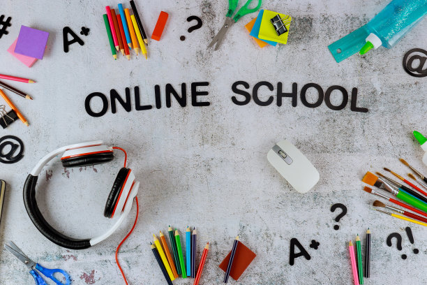 白板上的各种学习用品或文具。图片下载