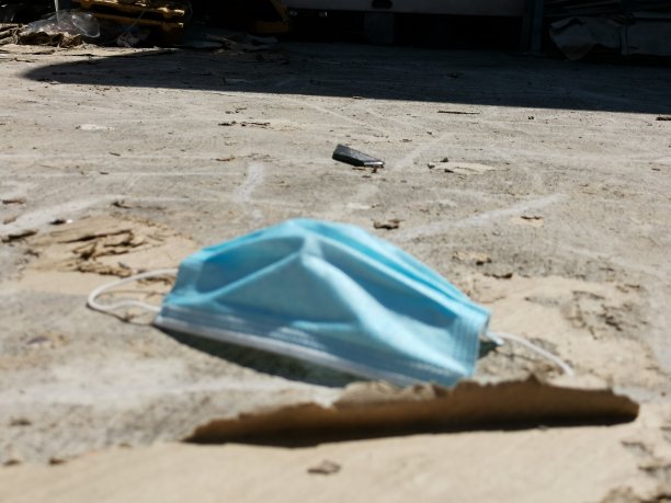 医用防护口罩掉落地面图片下载