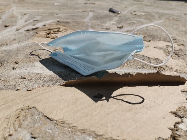 医用防护口罩掉落地面图片下载