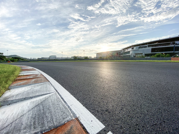 从低角度观察懒散的公路。图片下载