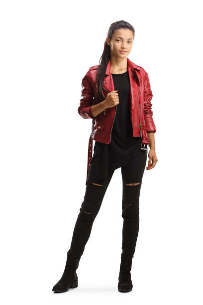 一个迷人的年轻褐发女人的全长肖像在皮夹克图片下载