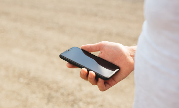 男人的手触摸手机显示屏。生活方式、旅游、科技理念。本空间图片下载