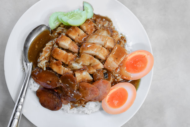 中国粤式泰式街头小吃-脆皮猪肉片，香肠片，煮软蛋红酱配米饭图片下载