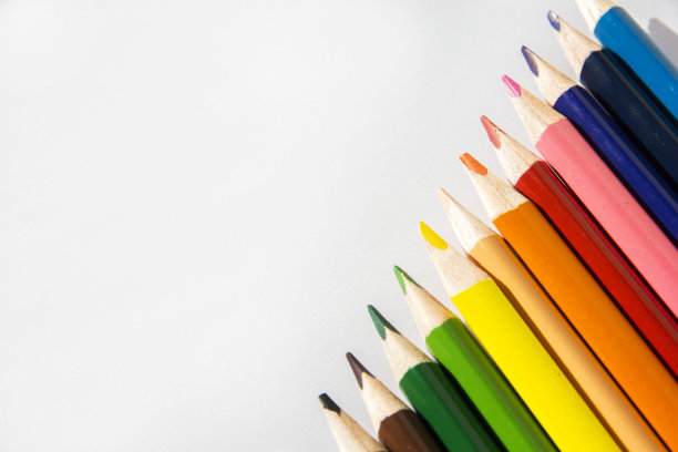 彩色铅笔孤立在白色背景近距离。概念的学校图片下载