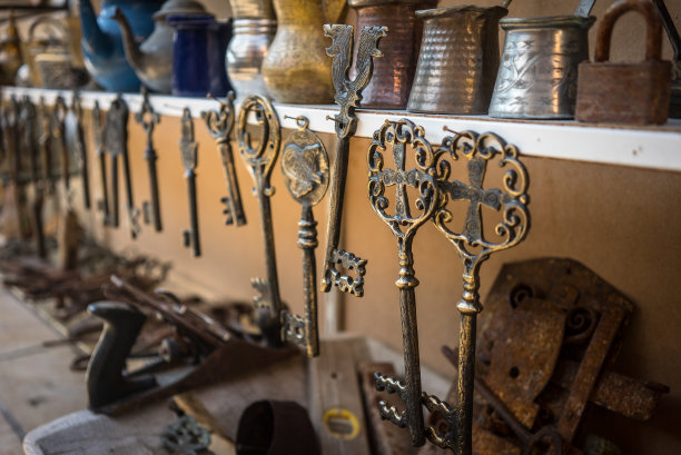 宗教偶像十字架是在金属键上的展示图片下载
