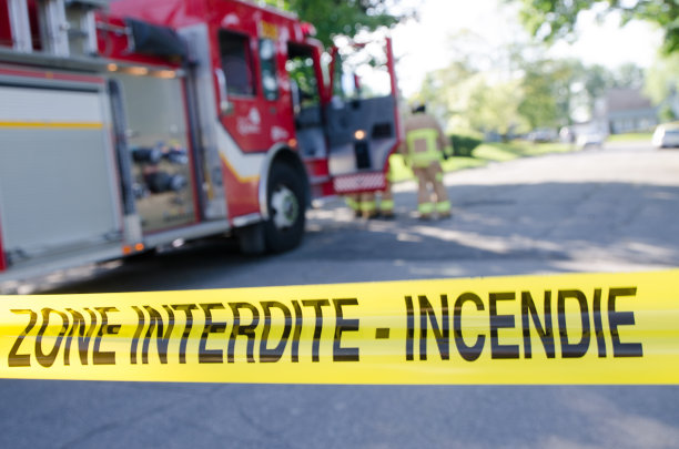 消防车和消防员与紧急banner图片下载