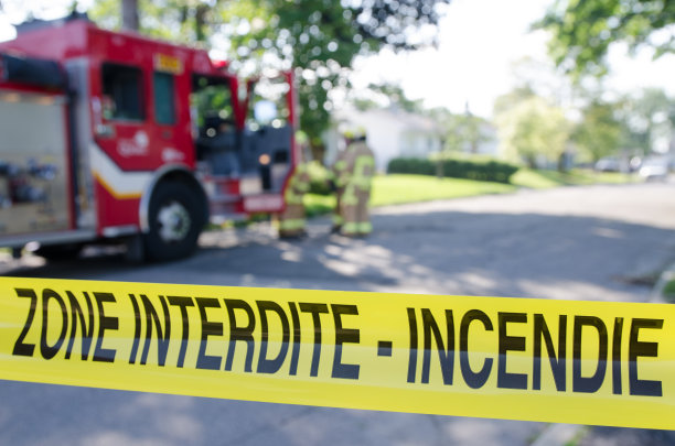 消防车和消防员与紧急banner图片下载