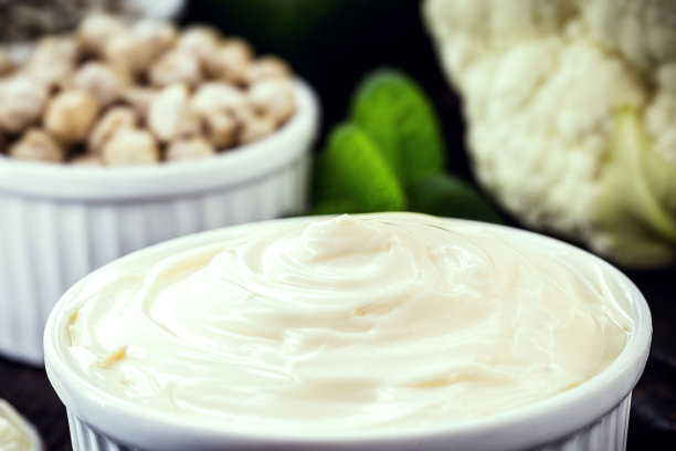 素食蛋黄酱，概念照片，蛋黄酱由蔬菜制成，不含鸡蛋或牛奶。鳄梨奶油，鹰嘴豆，柠檬，卷心菜和葵花籽。图片下载