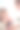 两个年轻的女学生在课间玩彩色的魔方图片下载