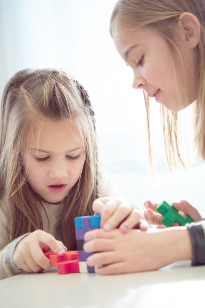 在休息时间玩积木游戏的女学生图片下载