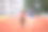 年轻的健身女性跑步者在城市体育场的轨道上晨跑锻炼。女运动员在城市体育场锻炼身体以保持身体健康。健康和娱乐库存照片。图片下载