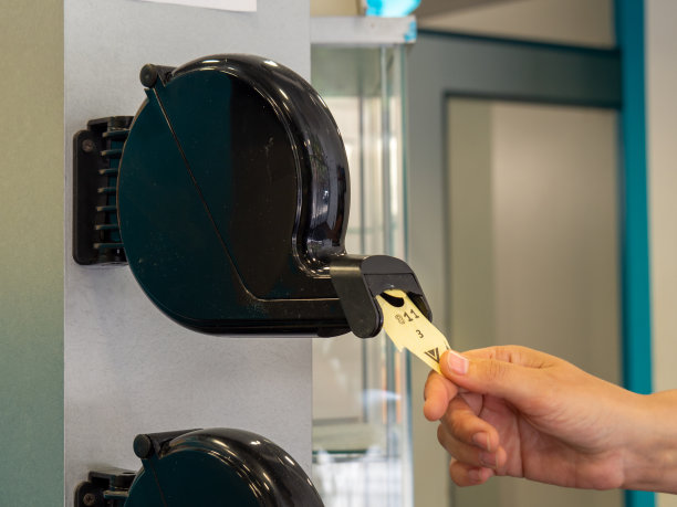 白种人的手从黑衣中抽出有编号的票。图片下载