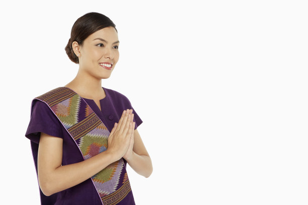 穿着传统服装，摆出问候姿势的妇女图片下载