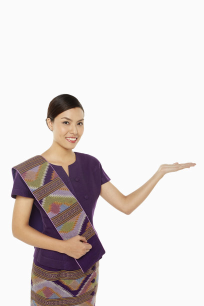 穿着传统服装并做手势的妇女图片下载