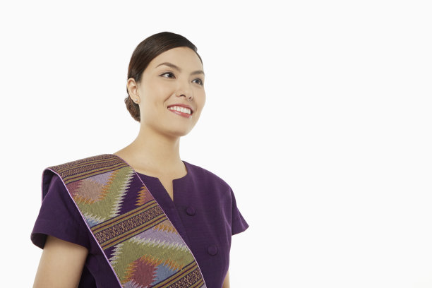 穿着传统服装微笑的妇女图片下载