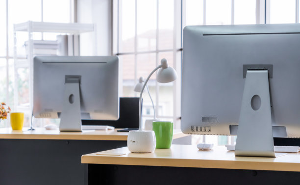 台式电脑用于小型现代办公室或家庭办公室。图片下载
