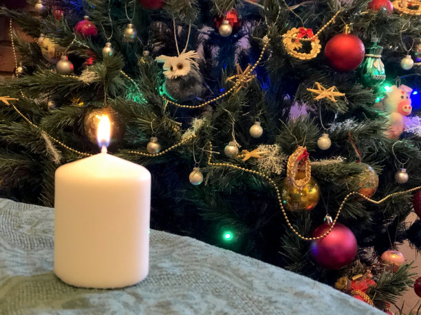 圣诞装饰用蜡烛。圣诞树。白色燃烧的圣诞蜡烛。圣诞贺卡图片下载