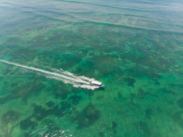 美丽的绿松石海水与船在上面俯视图航空照片。图片下载