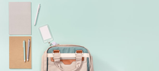 书包和学习用品，笔记本，笔，学生徽章图片下载