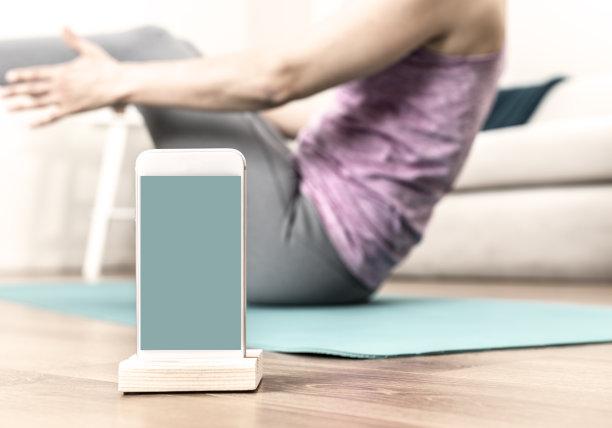 用智能手机做瑜伽的女人图片下载