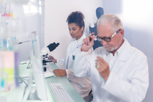 多民族实验室团队工作。从事外骨骼项目的高级医生图片下载