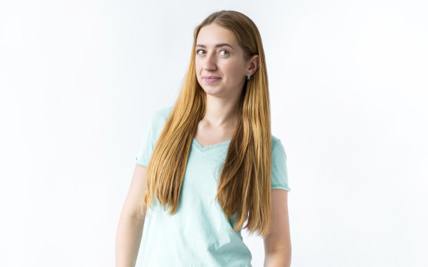 一个在白色背景上微笑的女孩的肖像图片下载