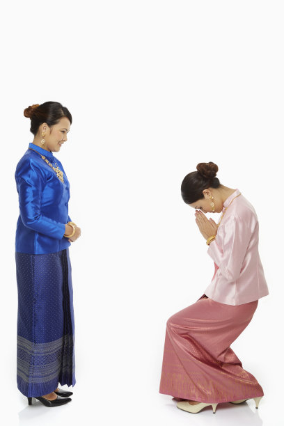 穿着传统服装的妇女互相问候图片下载