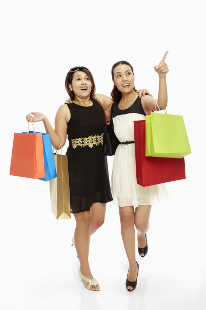 提着纸袋，面带微笑的快乐女人图片下载