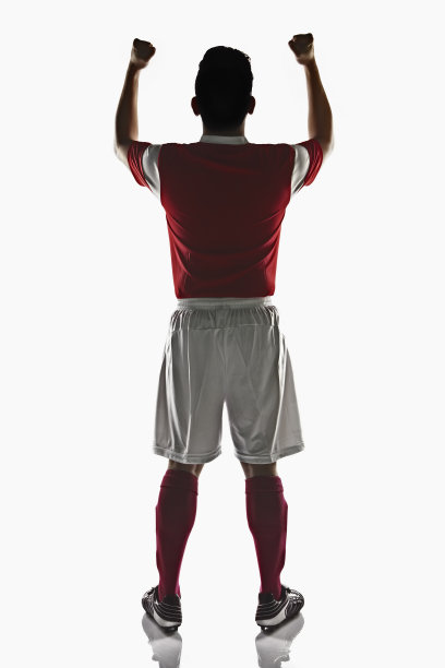 一个足球运动员握紧拳头在空中图片下载