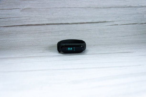 灰色木桌上放着健身追踪器，有复印空间。健康的生活方式的背景。图片下载