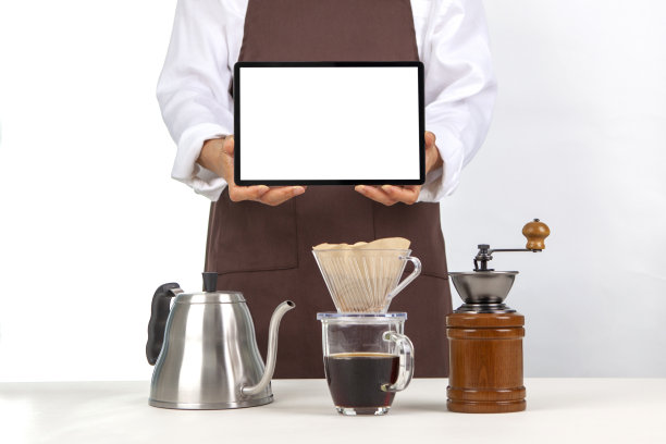 咖啡师拿着药片和滴滤咖啡图片下载