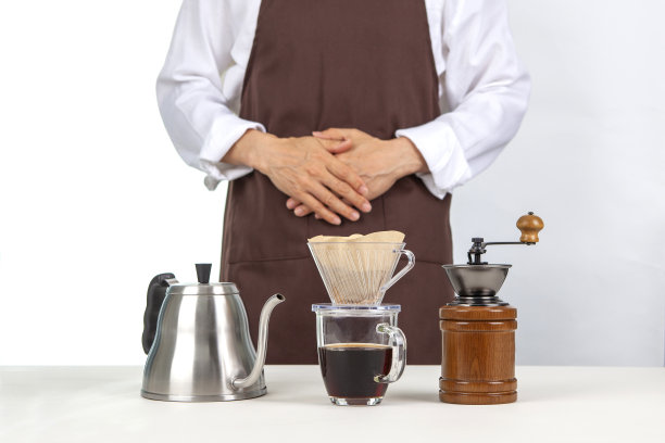 咖啡师正在做滴滤式咖啡图片下载