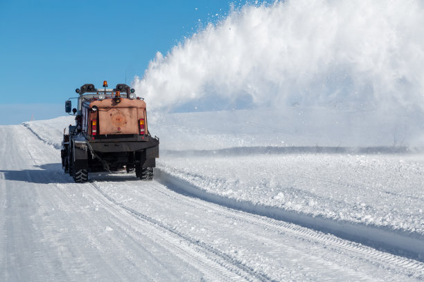 吹雪机清理道路图片下载