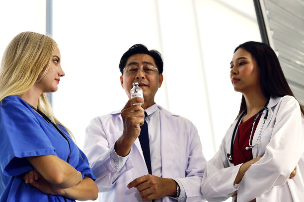 快乐团队医生在医务室讨论治疗冠状病毒的方法。图片下载