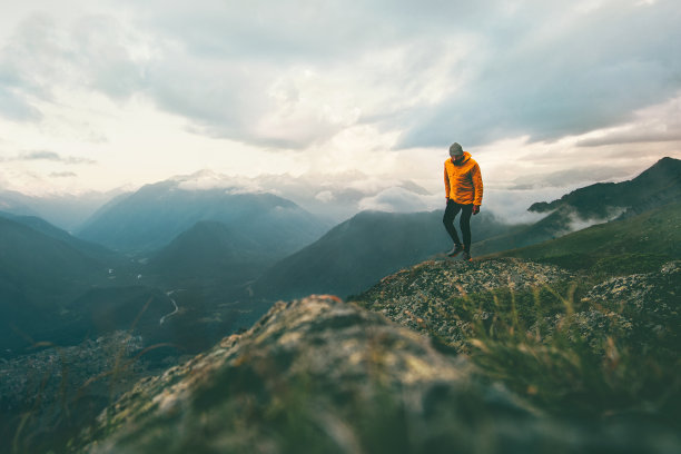 男人旅行者登山冒险独自旅行生活方式概念活跃的周末假期野生的自然图片下载