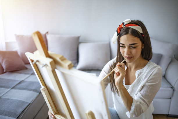 一位年轻女艺术家的肖像图片下载