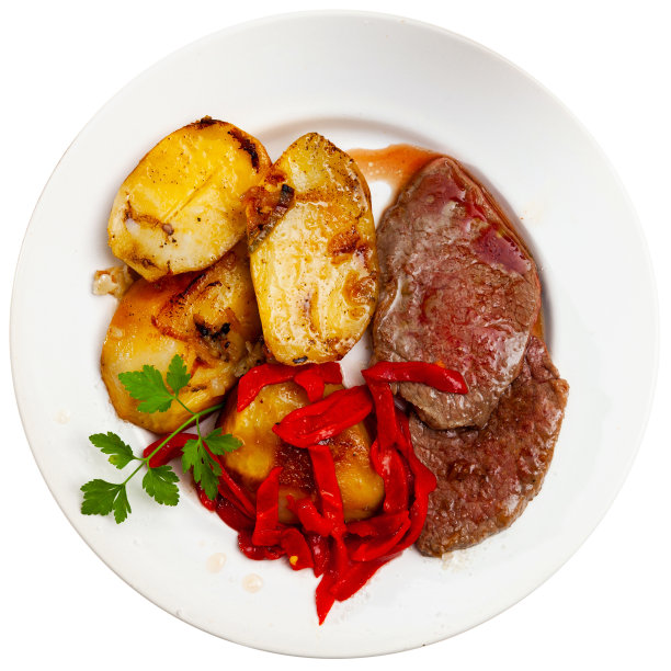 美味的烤小牛肉配土豆和辣椒图片下载